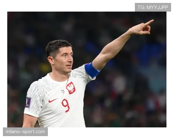 莱万在训练中加练背身接肋部传球后直接打门 莱万在训练中加练背身接肋部传球后直接打门